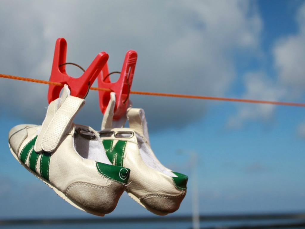 How to Dry Your Shoes the Fast and Easy Way Sizzey