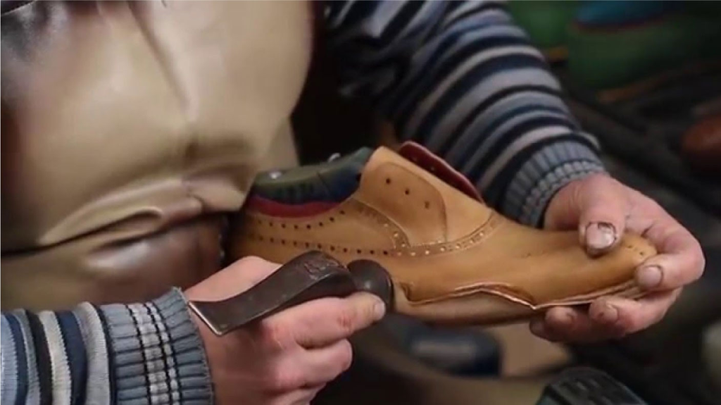 How to fix scuffs on leather shoes Sizzey