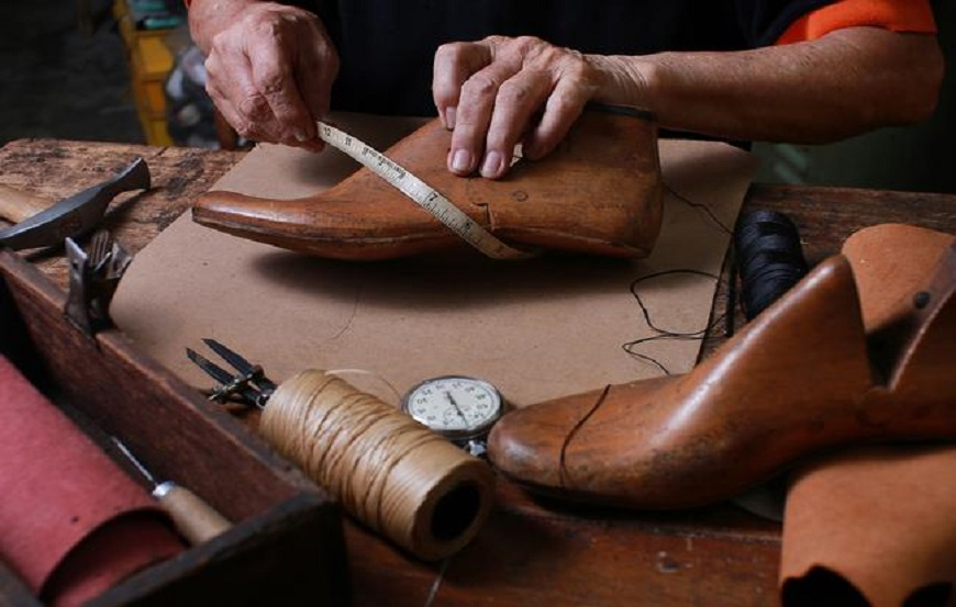 How to stretch leather boots