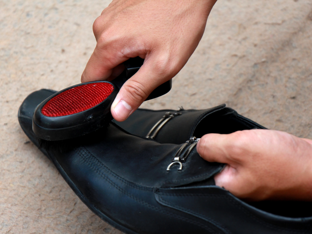 How to fix scuffs on leather shoes Sizzey